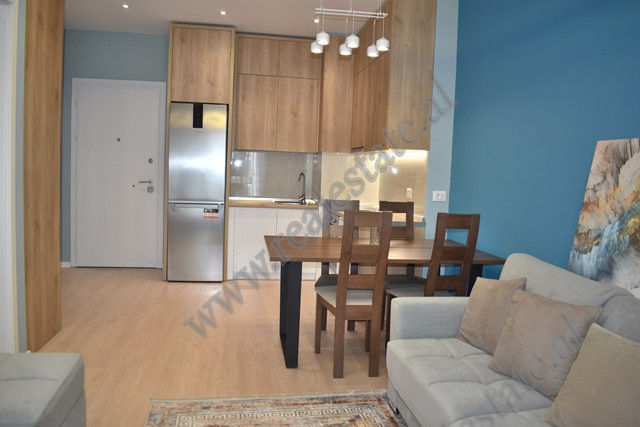 Apartament 1+1 me qira ne rrugen Artan Lenja ne Tirane
Ndodhet ne katin e 8-te te nje kompleksi te 